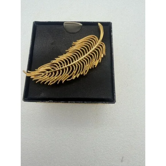 NOS Monet Gold Tone Feather Brooch Pin - Picture 1 of 5